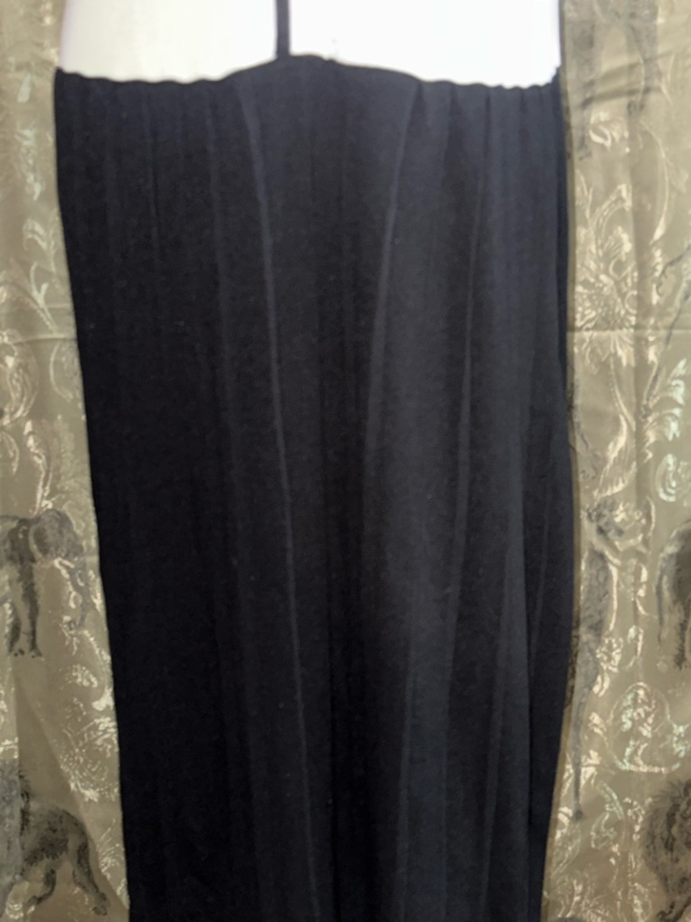 Black and White Colorblock Midi Dress with V-Neck - Picture 4 of 4